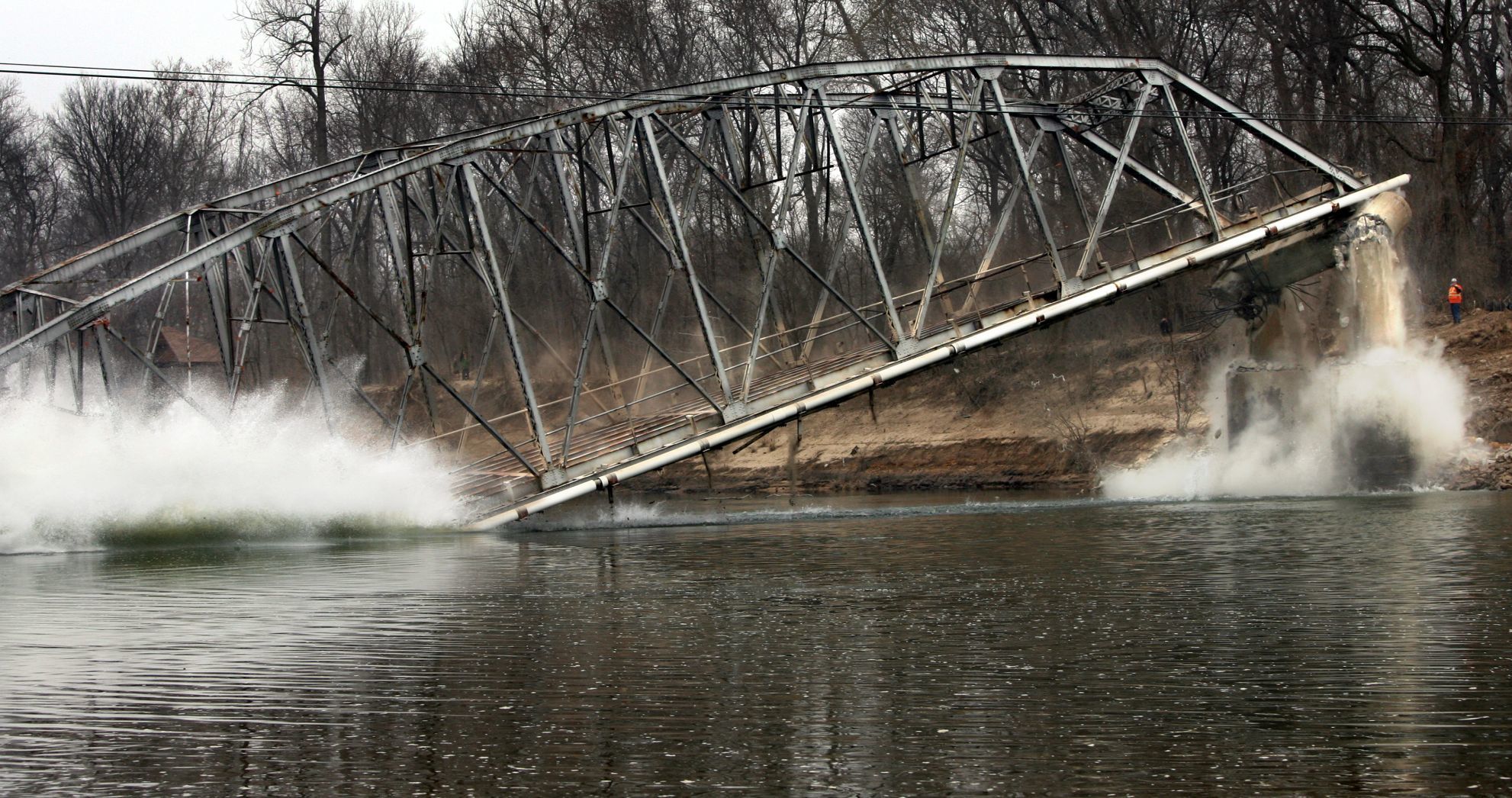 2010: Old Gravois bridge demolished into Meramec River